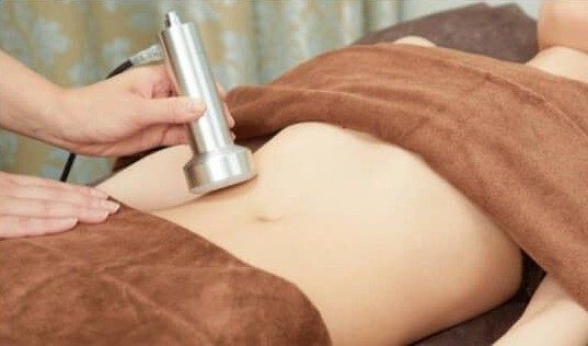 お腹まわりをグロッティプロでケアしている様子